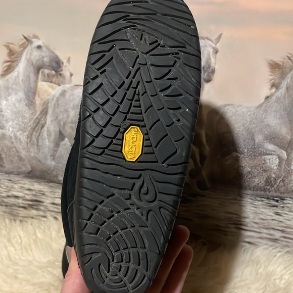 Manitoba mukluks leather shearling lined boots - Picture 4 of 9